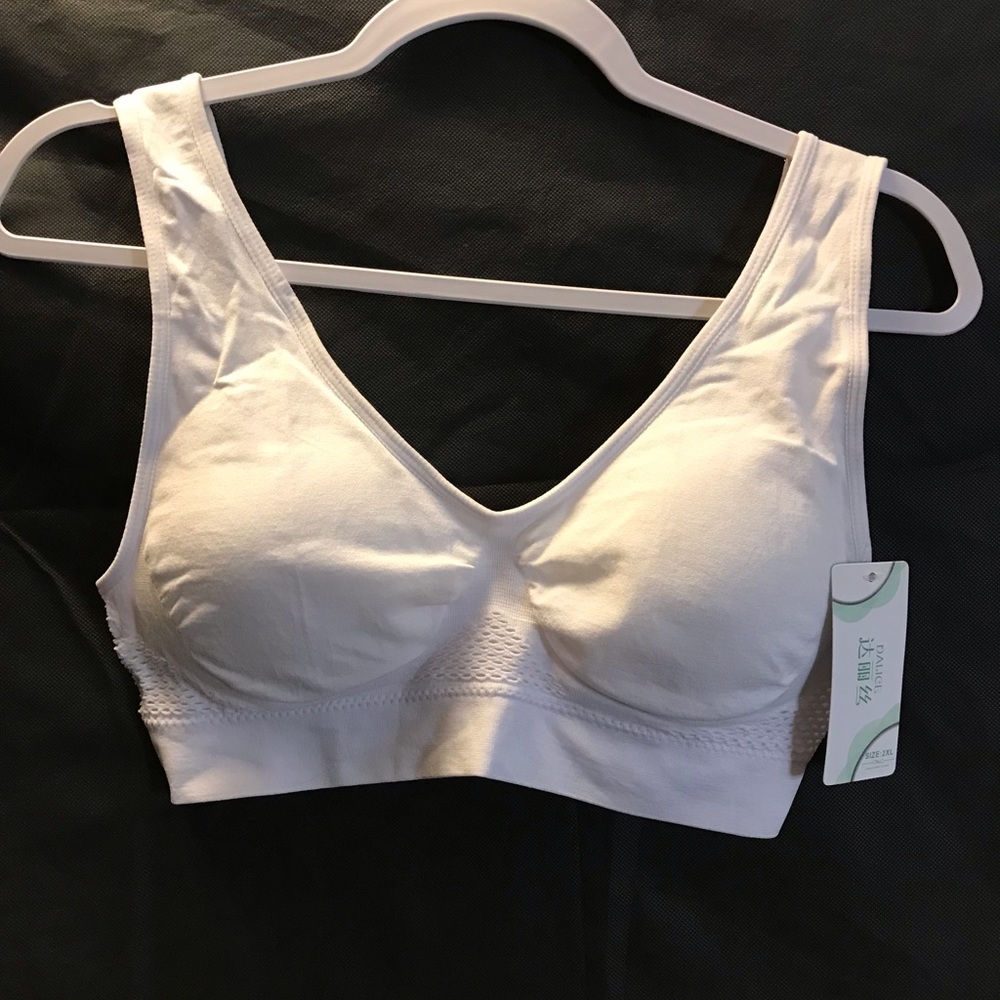 NWT White sports bra, tank sleeve, light padding, mesh vents Sz 2xl
